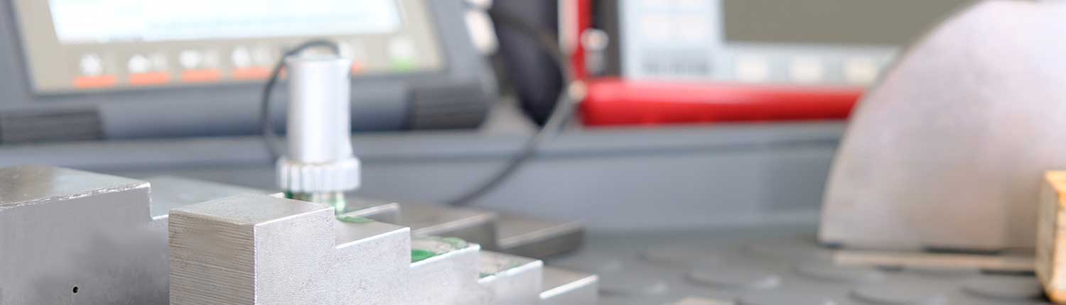 Werkstück hängt an Prüfungsgerät - Ultraschallprüfung